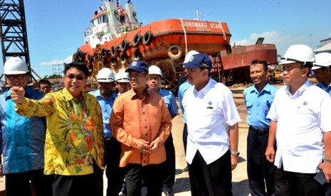 Menteri Perindustrian Saleh Husin mendengarkan penjelasan Direktur Industri  Alat Transportasi Darat selaku Komisari PT Industri Kapal Indonesia (IKI) Soerjono mengenai proses produksi kapal disaksikan Dirut PT IKI Saiful Abdat Bandung Bismoro di Makassar,