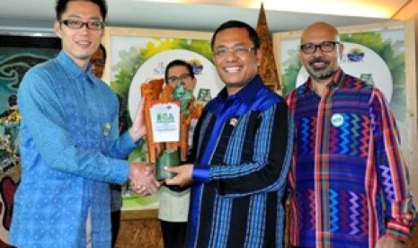 Menteri Perindustrian Saleh Husin menyerahkan  Indonesia  Green Award 2015 kepada PT Sharp yang diterima oleh Brand Strategy Group GM  PT SEID, Haruhiko Sano  di dampingi Chairman The La Tofi School of CSR