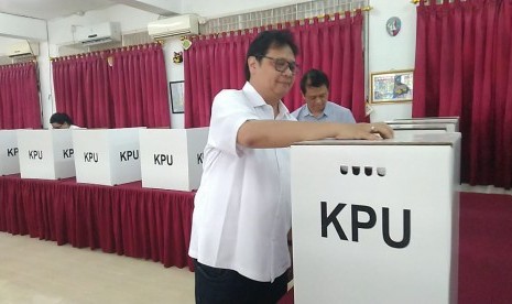 Menteri Perindustrian sekaligus Ketua Umum Partai Golkar, Airlangga Hartarto, melakukan pemungutan suara di TPS 05, Tirtayasa, Melawai, Jakarta Selatan bersama kedua anaknya dan istrinya, Rabu (17/4).