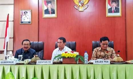 Menteri Pert anian Amran Sulaimanusai Rapat Koordinasi Persiapan Acara Panen Pedet dan Kontes Ternak di Blitar bersama Gubernur Jawa Timur yang dilaksanakan di Kantor Dinas Peternakan Provinsi Jawa Timur, Senin (08/10).