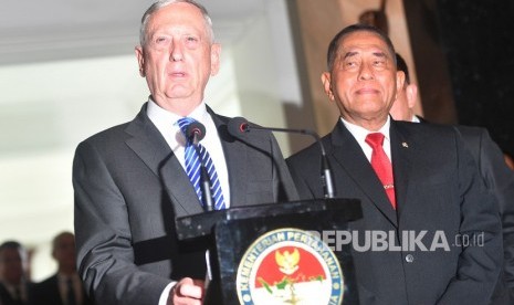 Menteri Pertahanan Amerika Serikat James Mattis (kiri) bersama Menteri Pertahanan Ryamizard Ryacudu (kanan) memberikan keterangan pers usai pertemuan bilateral di kantor Kementerian Pertahanan, Jakarta, Selasa (23/1).