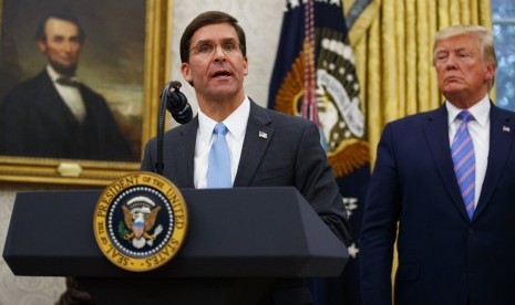 Menteri Pertahanan Amerika Serikat Mark Esper saat berbicara usai upacara pengukuhan di Oval Office, Gedung Putih di Washington, Selasa (23/7). Tampak di sampingnya Presiden AS Donald Trump.