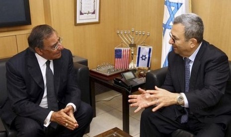 Menteri Pertahanan AS, Leon Panetta (kiri) dan Menhan Israel, Ehud Barak (kanan).