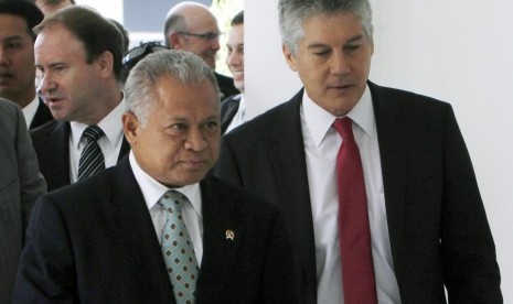 Menteri Pertahanan Australia, Stephen Smith (kanan) bersama Menteri Pertahanan RI, Purnomo Yusdiantoro (kiri)