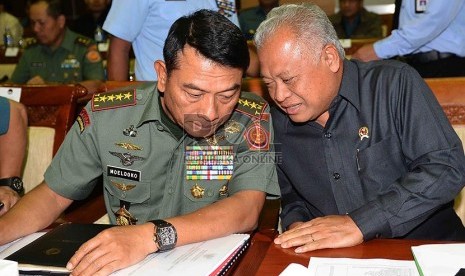 Menteri Pertahanan Indonesia, Purnomo Yusgiantoro (kanan) berbincang dengan Panglima TNI Jenderal Moeldoko sebelum rapat kerja di gedung Komisi 1 DPR, Jakarta, Senin (17/2).