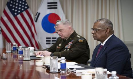 Menteri Pertahanan Lloyd Austin, kanan, dan Ketua Kepala Gabungan Jenderal Mark Milley, mendengarkan Presiden Korea Selatan Yoon Suk Yeol, tidak terlihat dalam foto, berbicara selama pertemuan mereka di Pentagon di Washington, Kamis, 27 April 2023.