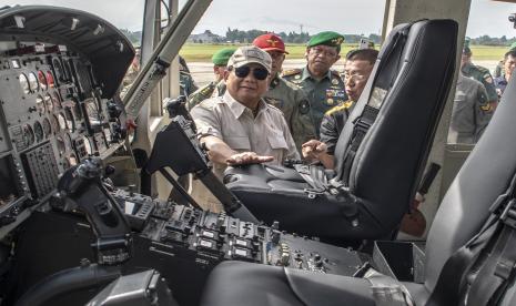 Menteri Pertahanan (Menhan) Prabowo Subianto (kiri) meninjau kokpit Helikopter Bell 412 saat menghadiri acara penandatanganan dan penyerahan helikopter tersebut ke Pusat Penerbangan Angkatan Darat di Skadron-21/Serba Guna Puspenerbad, Pangkalan Udara Pondok Cabe, Pamulang, Tangerang Selatan, Banten, Kamis (27/10/2022). Menhan menyerahkan dua unit Helikopter Bell 412 kepada TNI AD (Pupenerbad) dengan nomor register HA-5116 dan HA-5183 hasil pengadaan overhaul Heli Bell 412 sebagai program daftar kegiatan prioritas pinjaman dalam negeri Kemhan RI TA 2021 dari PT Black Diamond Heliaero kepada Menhan. 