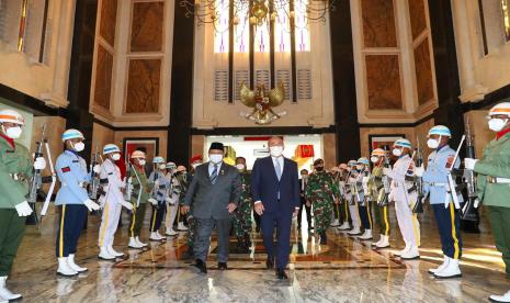 Menteri Pertahanan (Menhan) RI Prabowo Subianto Djojohadikusumo menyambut Menteri Luar Negeri (Menlu) Turki Mevlut Cavusoglu di Kementerian Pertahanan (Kemenhan), Jalan Medan Merdeka Barat, Jakarta Pusat, Selasa (23/12).