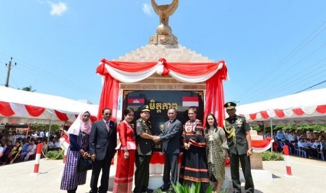  Menteri Pertahanan (Menhan) RI Ryamizard Ryacudu saat meresmikan relokasi Tugu Persahabatan Indonesia-Kamboja di Kampong Thom, Kamboja, Sabtu (13/7).