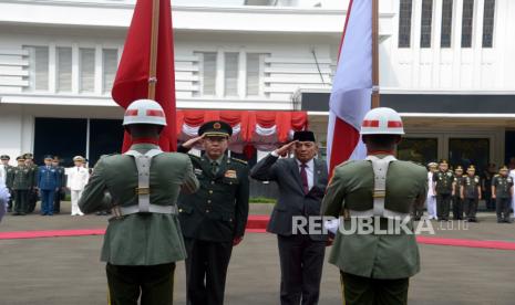 Menteri Pertahanan (Menhan) RI Sjafrie Sjamsoeddin menerima kunjungan kehormatan (courtesy call) Kepala Staf Gabungan Komisi Militer Pusat Republik Rakyat China (Chief of Staff of Joint Staff Department of Central Military Commission of The PRC) Jenderal Liu Zhenli. 