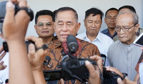 Menteri Pertahanan (Menhan) Ryamizard Ryacudu (kedua kiri) menjawab pertanyaan wartawan seusai bersilaturahmi di kediaman mantan Ketua Umum PP Muhammadiyah, Ahmad Syafii Maarif atau Buya Syafii (kanan), di Nogotirto, Gamping, Sleman, DI Yogyakarta, Selasa (11/6/2019).