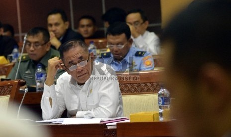 Menteri Pertahanan Ryamizard Ryacudu mengikuti Rapat Kerja dengan Komisi I DPR, di Kompleks Parlemen Senayan, Jakarta, Senin (14/12).  (Republika/Rakhmawaty La'lang)