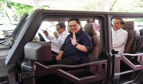 Menteri Pertahanan Prabowo Subianto bersama Menteri BUMN Erick Thohir bersama Presiden Jokowi dan Ibu Negara Iriana.