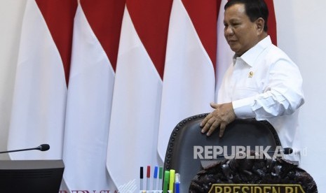 Menteri Pertahanan Prabowo Subianto bersiap mengikuti rapat terbatas tentang program dan kegiatan bidang politik, hukum dan keamanan di Kantor Presiden, Jakarta, Kamis (31/10/2019). 