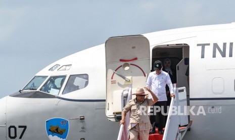 Menteri Kesehatan Terawan Agus Putranto saat tiba di Pangkalan Udara TNI AU Raden Sadjad, Ranai, Natuna, Kepualauan Riau