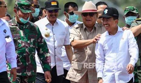 Menteri Pertahanan Prabowo Subianto (kedua kanan) berbincang dengan Menteri Kesehatan Terawan Agus Putranto (kanan) disaksikan Panglima Komando Gabungan Wilayah Pertahanan (Pangkogabwilhan) I Laksdya TNI Yudo Margono (kiri) dan Bupati Natuna Abdul Hamid Rizal (kedua kiri) saat tiba di Pangkalan Udara TNI AU Raden Sadjad, Ranai, Natuna, Kepualauan Riau, Rabu (5/2/2020).