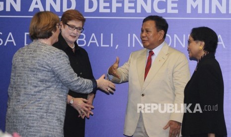 Menteri Pertahanan Prabowo Subianto (kedua kanan) berjabat tangan dengan Menteri Pertahanan Australia Linda Reynolds (kiri) disaksikan Menteri Luar Negeri Retno Marsudi (kanan) dan Menteri Luar Negeri Australia Marise Payne (kedua kiri) saat pertemuan bilateral di Nusa Dua, Badung, Bali, Jumat (6/12/2019). 