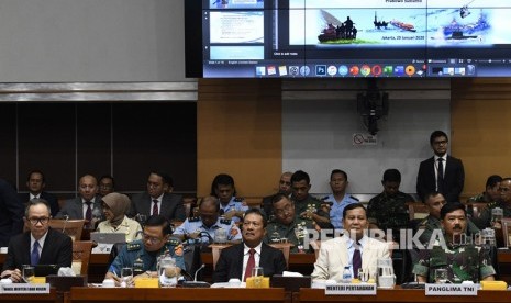 Jajaran Kementerian Pertahanan saat rapat dengan Komisi I DPR. Menteri Pertahanan Prabowo Subianto (kedua kanan) bersama Panglima TNI Marsekal TNI Hadi Tjahjanto (kanan), Wamenhan Sakti Wahyu Trenggono (tengah), Sekretaris Jenderal Kementerian Pertahanan Laksdya TNI Agus Setiadji (kedua kiri) dan Wamenlu Mahendra Siregar (kiri). (ilustrasi)