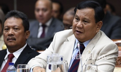 Menteri Pertahanan Prabowo Subianto (kedua kiri) bersama Panglima TNI Marsekal Hadi Tjahjanto (kiri), Kepala Staf Angkatan Darat Jenderal TNI Andika Perkasa (kedua kanan) bersiap mengikuti rapat kerja bersama Komisi I DPR di Kompleks Parlemen Senayan, Jakarta, Senin (20/1/2020).