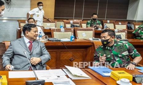 Menteri Pertahanan Prabowo Subianto (kiri) berbincang dengan KSAL Laksamana TNI Yudo Margono (kanan) saat mengikuti rapat kerja dengan Komisi I DPR di Kompleks Parlemen, Senayan, Jakarta, Kamis (27/1/2022). Dalam rapat kerja tersebut Menteri Pertahanan Prabowo menyampaikan bahwa perjanjian penyesuaian ruang udara flight information region (FIR) antara Indonesia dengan Singapura tidak merugikan namun munguntungkan negara.