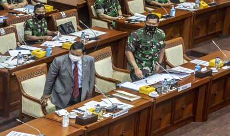 Menteri Pertahanan Prabowo Subianto (kiri) dan KSAL Laksamana TNI Yudo Margono (kanan) bersiap mengikuti rapat kerja dengan Komisi I DPR di Kompleks Parlemen, Senayan, Jakarta, Kamis (27/1/2022). Dalam rapat kerja tersebut Menteri Pertahanan Prabowo menyampaikan bahwa perjanjian penyesuaian ruang udara flight information region (FIR) antara Indonesia dengan Singapura tidak merugikan namun munguntungkan negara.