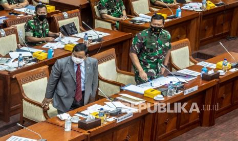 Menteri Pertahanan Prabowo Subianto (kiri) dan KSAL Laksamana TNI Yudo Margono (kanan) bersiap mengikuti rapat kerja dengan Komisi I DPR di Kompleks Parlemen, Senayan, Jakarta, Kamis (27/1/2022). Dalam rapat kerja tersebut Menteri Pertahanan Prabowo menyampaikan bahwa perjanjian penyesuaian ruang udara flight information region (FIR) antara Indonesia dengan Singapura tidak merugikan namun munguntungkan negara.