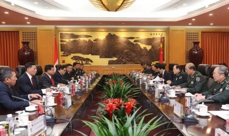 Menteri Pertahanan, Prabowo Subianto, melakukan pertemuan dengan Menteri Pertahanan Nasional Cina, Jenderal Wei Fenghe di gedung utama Kementerian Pertahanan Nasional RRC di kawasan Deshengmen, Beijing, Senin (16/12).