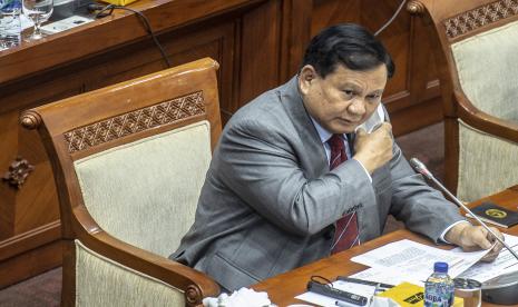 Menteri Pertahanan Prabowo Subianto menyampaikan paparannya saat rapat kerja dengan Komisi I DPR di Kompleks Parlemen, Senayan, Jakarta, Kamis (27/1/2022). Dalam rapat kerja tersebut Menteri Pertahanan Prabowo menyampaikan bahwa perjanjian penyesuaian ruang udara flight information region (FIR) antara Indonesia dengan Singapura tidak merugikan namun munguntungkan negara. 