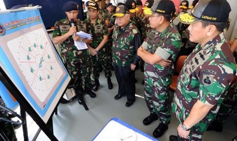 Menteri Pertahanan Purnomo Yusgiantoro (tengah) dan Panglima TNI Jenderal TNI Moeldoko (kedua kiri) mendengarkan paparan skenario latihan operasi gabungan dari Kapal Perang Republik Indonesia (KRI) Makassar di perairan Selat Madura, Jawa Timur, Selasa (3/6