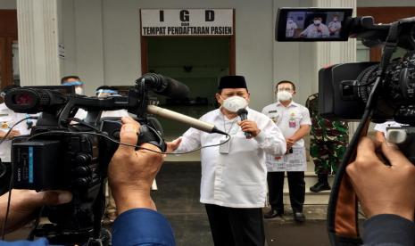 Menteri Pertahanan Republik Indonesia Prabowo Subianto, meninjau langsung kesiapan Pusat Pendidikan dan Pelatihan Manajemen Pertahanan dan Pusdiklat Bahasa Badiklat Kemhan di Pondok Labu, Jakarta Selatan, Rabu (14/7). Kedua lokasi itu dijadikan sebagai rumah sakit satelit bagi RS dr Suyoto yang selama ini telah melayani pasien Covid-19.