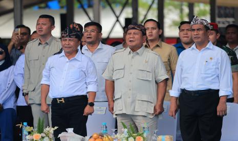 Menteri Pertahanan Prabowo Subianto bersama Menteri Pertanian Andi Amran Sulaiman.