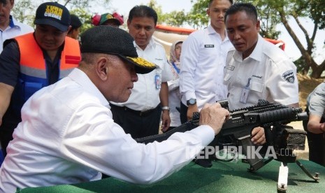 Menteri Pertahanan RI Ryamizard Ryacudu mencoba berapa senapan buatan PT Pindad (Persero) di sela-sela acara sarasehan industri pertahanan di PT Pindad, Kota Bandung.