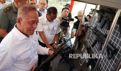 Menteri Pertahanan RI Ryamizard Ryacudu mengamati beberapa senapan buatan PT Pindad (Persero) di sela-sela acara sarasehan industri pertahanan di PT Pindad, Kota Bandung, Senin (18/9). 