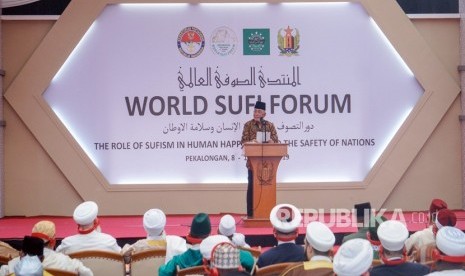 Menteri Pertahanan Ryamizard Ryacudu berpidato saat Konferensi Ulama Sufi Dunia yang dihadiri 91 ulama sufi dunia dari 36 negara di Kabupaten Pekalongan, Jawa Tengah, Senin (8/4/2019).