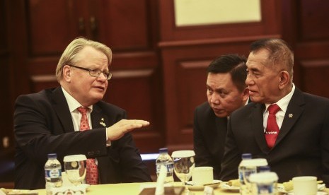 Menteri Pertahanan Ryamizard Ryacudu (kanan) berbincang dengan Menteri Pertahanan Swedia Peter Hultqvist (kiri) seusai penandatanganan persetujuan kerja sama pertahanan antara Indonesia-Swedia di kantor Kementerian Pertahanan, Jakarta, Selasa (20/12). 