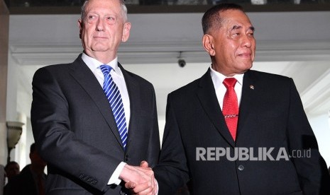 Indonesian Defense Minister Ryamizard Ryacudu (right) shakes hands with US Defense Secretary James Norman Mattis after a bilateral meeting at Indonesian Defense Ministry office in Jakarta, Tuesday (January 23). 