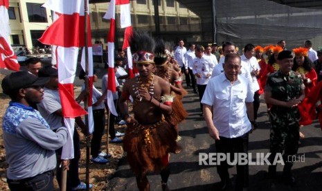 Menteri Pertahanan Ryamizard Ryacudu (kedua kanan) didampingi Kepala Badiklat Kemhan Mayjen TNI Hartind Asrin (kanan) menghadiri pembekalan Bela Negara kepada pelajar asal Papua di Pusdiklat Bela Negara Kemhan, Rumpin, Bogor, Jawa Barat, Rabu (19/7). 