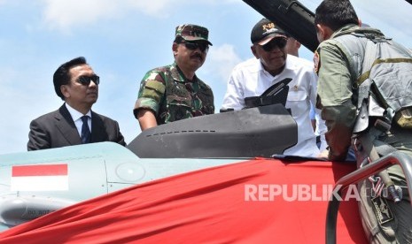 Menteri Pertahanan Ryamizard Ryacudu (ketiga kiri) didampingi Panglima TNI Marsekal TNI Hadi Tjahjanto (kedua kiri) berbincang dengan penerbang di atas pesawat tempur F-16 saat serah terima 24 unit pesawat tempur F-16 di Lanud Iswahjudi Magetan, Jawa Timur, Rabu (28/2). 