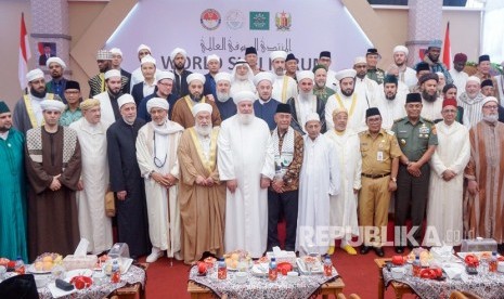 Menteri Pertahanan Ryamizard Ryacudu (ketujuh kanan, depan) didampingi Ketua Jam'iyyah Ahlith Thoriqoh al-Mutabarah al-Nahdliyyah (JATMAN) Habib Muhammad Luthfi bin Yahya (keenam kanan, depan) dan Bupati Pekalongan Asip Kholbihi (keempat kanan, depan) berfoto bersama para ulama saat Konferensi Ulama Sufi Dunia yang dihadiri 91 ulama sufi dunia dari 36 negara di Kabupaten Pekalongan, Jawa Tengah, Senin (8/4/2019). 