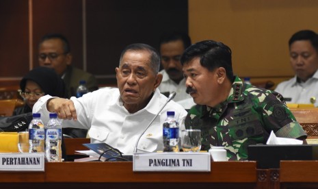 Menteri Pertahanan Ryamizard Ryacudu (kiri) berbincang dengan Panglima TNI Marsekal TNI Hadi Tjahjanto (kanan) sebelum mengikuti rapat kerja dengan Komisi I DPR di Kompleks Parlemen, Senayan, Jakarta, Rabu (19/6/2019).