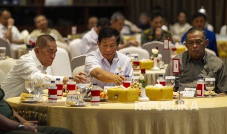 Menteri Pertahanan Ryamizard Ryacudu (kiri) bersama Ketua Umum Persatuan Purnawirawan Angkatan Bersenjata Republik Indonesia (Pepabri) Jenderal TNI (Purn) Agum Gumelar (tengah) dan Mantan Panglima TNI Jenderal TNI (Purn) Djoko Santoso (kanan) menghadiri Silaturahmi Purnawirawan TNI di Gedung Jenderal A.H Nasution, Kementerian Pertahanan, Jakarta, Senin (29/7/2019).