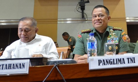 Menteri Pertahanan Ryamizard Ryacudu (kiri) bersama Panglima TNI Jenderal TNI Gatot Nurmantyo mengikuti rapat kerja dengan Komisi I DPR di Kompleks Parlemen Senayan, Jakarta, Rabu (18/10).