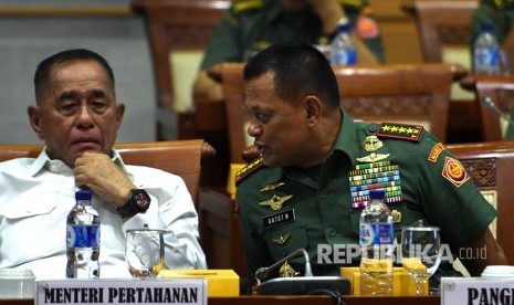 Menteri Pertahanan Ryamizard Ryacudu (kiri) dan Panglima TNI Jenderal TNI Gatot Nurmantyo berbincang dalam suatu rapat dengar pendapat dengan Komisi I DPR.