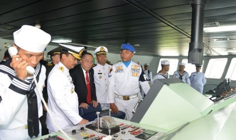 Menteri Pertahanan, Ryamizard Ryacudu, melaksanakan kegiatan serah terima kapal angkut tank (AT-4) KRI Teluk Lada-521 di Dermaga PT DRU, Panjang, Bandar Lampung, Selasa (26/2).