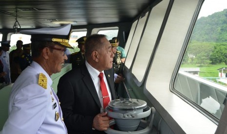 Menteri Pertahanan, Ryamizard Ryacudu, melaksanakan kegiatan serah terima kapal angkut tank (AT-4) KRI Teluk Lada-521 di Dermaga PT DRU, Panjang, Bandar Lampung, Selasa (26/2). 