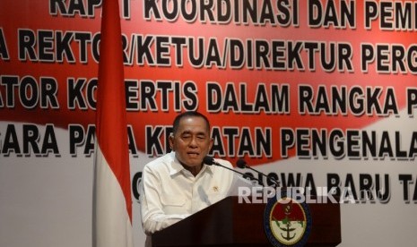 Menteri Pertahanan Ryamizard Ryacudu memberi pembekalan pada rektor/ketua/direktur perguruan tinggi dan koordinator kopertis dalam rangka pembinaan kesadaran bela negara pada kegiatan pengenalan kehidupan kampus bagi mahasiswa baru tahun ajaran 2017 di Kementerian Pertahanan, Jakarta, Rabu (26/7).