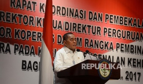 Menteri Pertahanan Ryamizard Ryacudu memberi pembekalan pada rektor/ketua/direktur perguruan tinggi dan koordinator kopertis dalam rangka pembinaan kesadaran bela negara pada kegiatan pengenalan kehidupan kampus bagi mahasiswa baru tahun ajaran 2017 di Kementerian Pertahanan, Jakarta, Rabu (26/7).