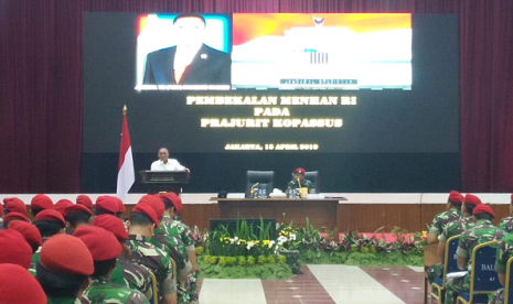 Menteri Pertahanan Ryamizard Ryacudu memberikan pembekalan kepada 448 Prajurit Kopassus, Senin (15/4) di Gedung Balai Komando Kopassus Jakarta. 