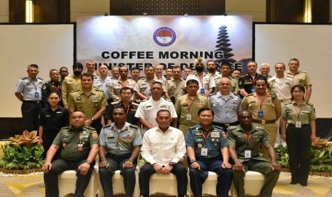 Menteri Pertahanan Ryamizard Ryacudu menghadiri acara coffee morning II dengan 34 Athan Residen dan Nonresiden beserta 20 Spouse Pertahanan negara sahabat, di Hotel Anvaya, Kuta, Badung, Bali, Selasa (25/6).