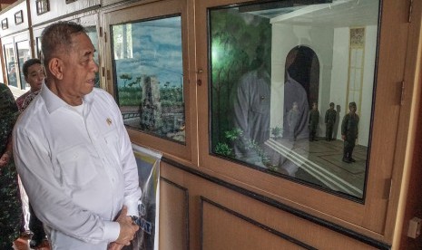 Menteri Pertahanan Ryamizard Ryacudu, meninjau rumah tempat kelahiran Panglima Besar Jendral Soedirman, di Desa Bantar Barang, Rembang, Purbalingga, Jateng, Selasa (24/1). 